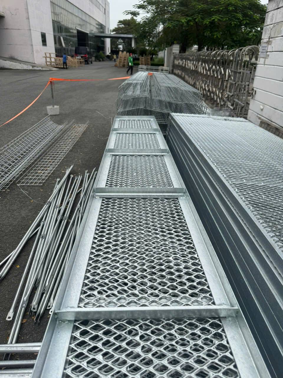 SÀN THAO TÁC LƯỚI MẮT CÁO GIÁ RẺ NHẤT TẠI KHÁNH HÒA