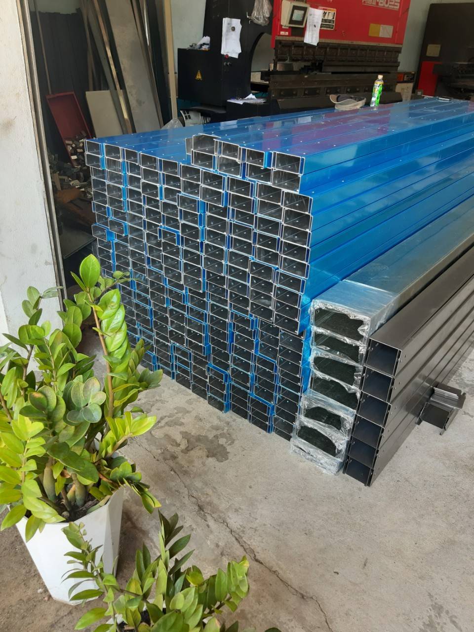 Máng cáp nhôm 100x50